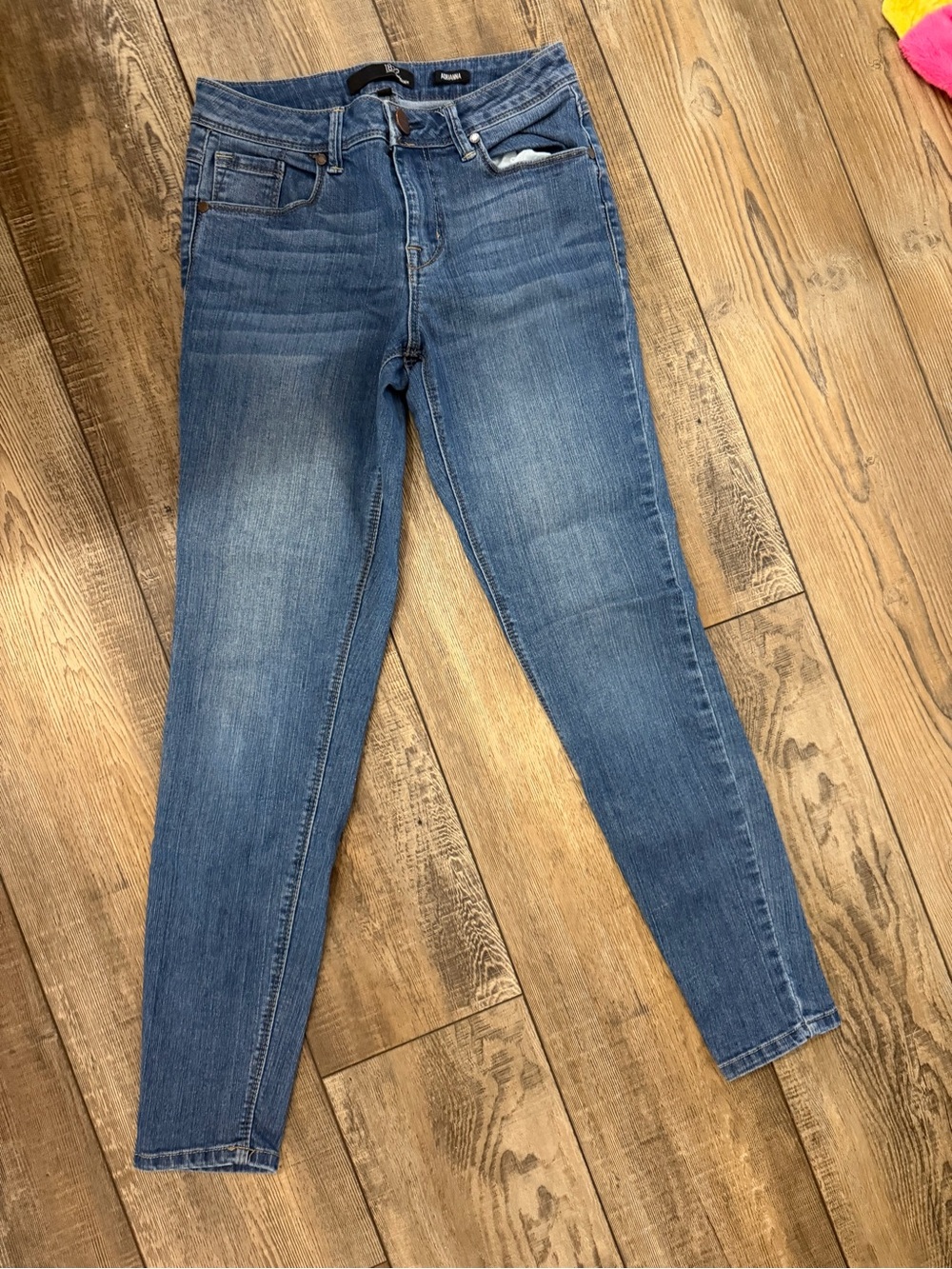 1822 Denim Women's Skinny Jeans in Medium Blue Wash
